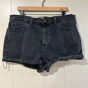 Universal thread shorts size 16